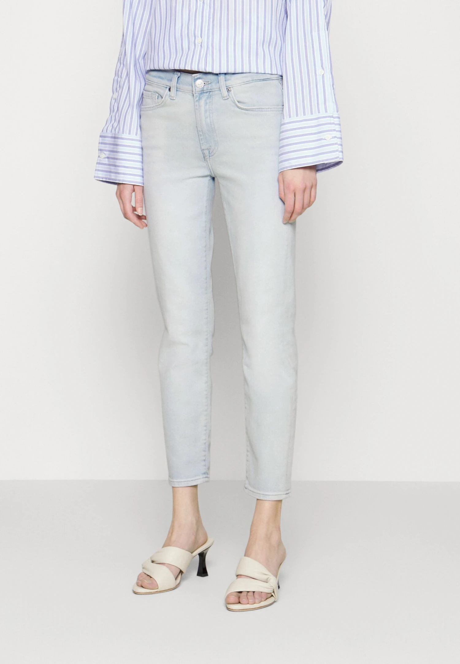 7 For All Mankind Roxanne Ankle Luxvinsun - Vaqueros A Campana - Light Blue 1 7 For All Mankind Roxanne Ankle Luxvinsun - Vaqueros A Campana - Light Blue