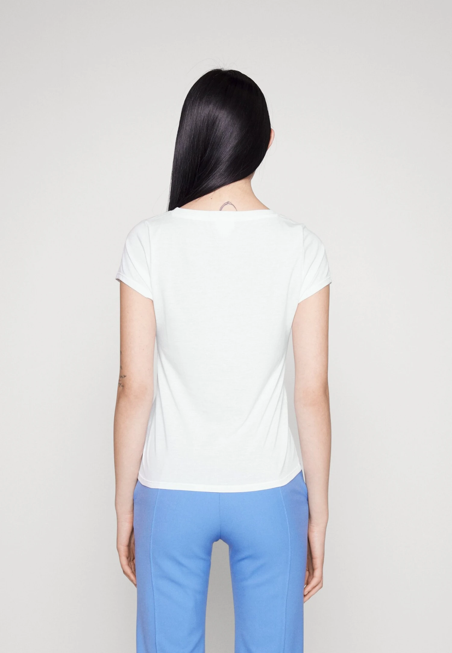 7 For All Mankind Andy Vneck- Camiseta Básica - White 3 7 For All Mankind Andy Vneck- Camiseta Básica - White - Imagen 3